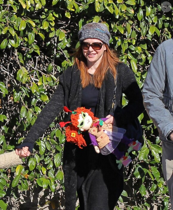 L'actrice Alyson Hannigan et son mari Alexis Denisof avec sa fille aînée Satyana, et la dernière-née Keeva Jane, en promenade à Los Angeles, le 27 décembre 2012.