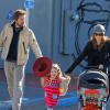 Radieuse Alyson Hannigan et son mari Alexis Denisof avec sa fille aînée Satyana, et la dernière-née Keeva Jane, en promenade à Los Angeles, le 27 décembre 2012.