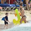 Coleen Rooney, épouse de Wayne Rooney enceinte de leur deuxième enfant, en vacances avec leur fils de 3 ans, Kai, à La Barbade le 28 décembre 2012.