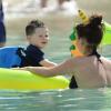 Coleen Rooney, épouse de Wayne Rooney enceinte de leur deuxième enfant, en vacances avec leur fils de 3 ans, Kai, à La Barbade le 28 décembre 2012.