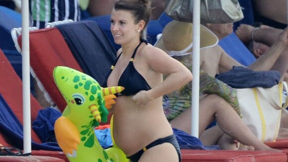 Coleen Rooney : En bikini à la Barbade, enceinte, elle dévoile son baby bump