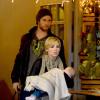 Chris Hemsworth quitte le restaurant Kreation Kafe avec sa femme Elsa Pataky et leur fille India Rose, à Los Angeles, le 29 décembre 2012.