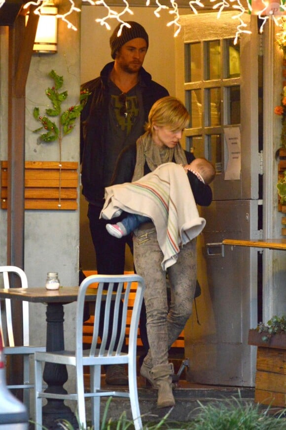 Le sexy Chris Hemsworth quitte le restaurant Kreation Kafe avec sa femme Elsa Pataky et leur fille India Rose, à Los Angeles, le 29 décembre 2012.