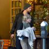 Chris Hemsworth quitte le restaurant Kreation Kafe avec son épouse Elsa Pataky et leur fille India Rose, à Los Angeles, le 29 décembre 2012.