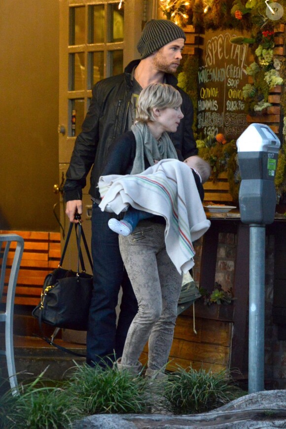 Chris Hemsworth quitte le restaurant Kreation Kafe avec son épouse Elsa Pataky et leur fille India Rose, à Los Angeles, le 29 décembre 2012.