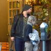 Chris Hemsworth quitte le restaurant Kreation Kafe avec sa chérie Elsa Pataky et leur fille India Rose, à Los Angeles, le 29 décembre 2012.