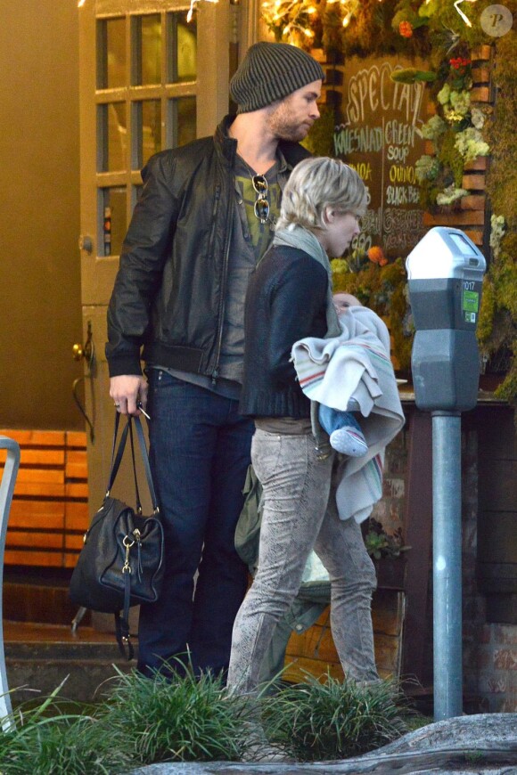Chris Hemsworth quitte le restaurant Kreation Kafe avec sa chérie Elsa Pataky et leur fille India Rose, à Los Angeles, le 29 décembre 2012.