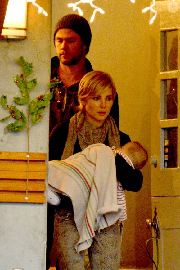 Chris Hemsworth quitte le restaurant Kreation Kafe avec sa femme Elsa Pataky et leur fille India Rose (7 mois), à Los Angeles, le 29 décembre 2012.