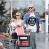 Chris Hemsworth fait du shopping avec sa femme Elsa Pataky et leur fille India à Santa Monica, le 24 décembre 2012.