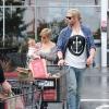 Chris Hemsworth fait du shopping avec sa femme Elsa Pataky et leur fille India à Santa Monica, le 24 décembre 2012.