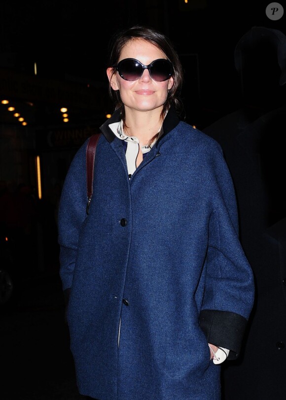 Katie Holmes, souriante et détendue, se rend au théâtre à Broadway, à New York, le 28 décembre 2012.