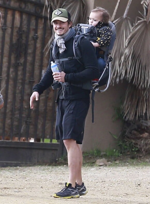 Orlando Bloom et son fils Flynn font de la randonnée à Runyon Canyon à Los Angeles, le 30 décembre 2012.