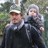 Le séduisant Orlando Bloom et son fils Flynn font de la randonnée à Runyon Canyon à Los Angeles, le 30 décembre 2012.
