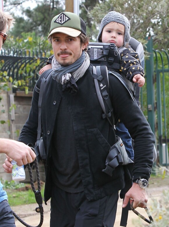 Le séduisant Orlando Bloom et son fils Flynn font de la randonnée à Runyon Canyon à Los Angeles, le 30 décembre 2012.