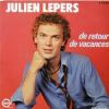 En 1979, Julien Lepers interprétait son titre De retour de vacances.