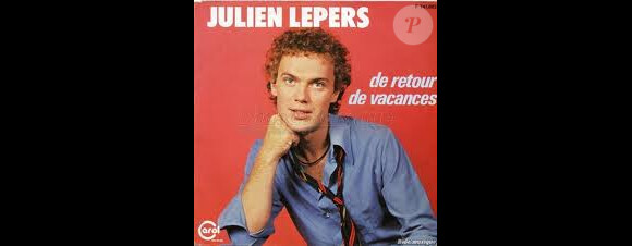 En 1979, Julien Lepers interprétait son titre De retour de vacances.