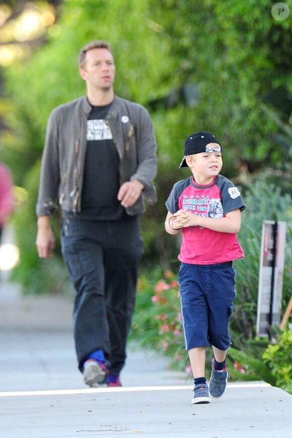 Gwyneth Paltrow et Chris Martin avec leurs enfants Apple et Moses à Los Angeles, le 25 octobre 2012.