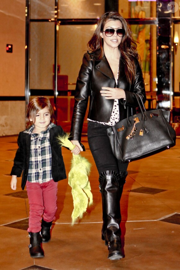 Kourtney Kardashian et son fils Mason à Calabasas le 29 décembre 2012. Comme on peut le voir, elle a perdu beaucoup de poids.