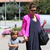 Kourtney Kardashian enceinte et son fils Mason le 23 juin 2012 à Los Angeles.