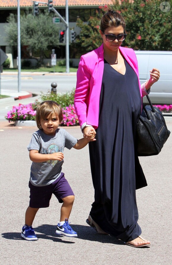Kourtney Kardashian enceinte et son fils Mason le 23 juin 2012 à Los Angeles.