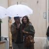 Madalina Ghenea et Gerard Butler marchent dans la rue et s'embrassent sous la pluie dans le Sud de la France. Photo prise le 23 octobre 2012.