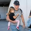 Matt Damon porte Gia dans les bras à son arrivée à l'aéroport de Los Angeles, le 3 janvier 2013.