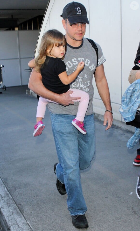 Matt Damon porte Gia dans les bras à son arrivée à l'aéroport de Los Angeles, le 3 janvier 2013.