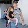 Gia bien agrippée à son papa Matt Damon alors que ce dernier arrive à l'aéroport de Los Angeles, le 3 janvier 2013.