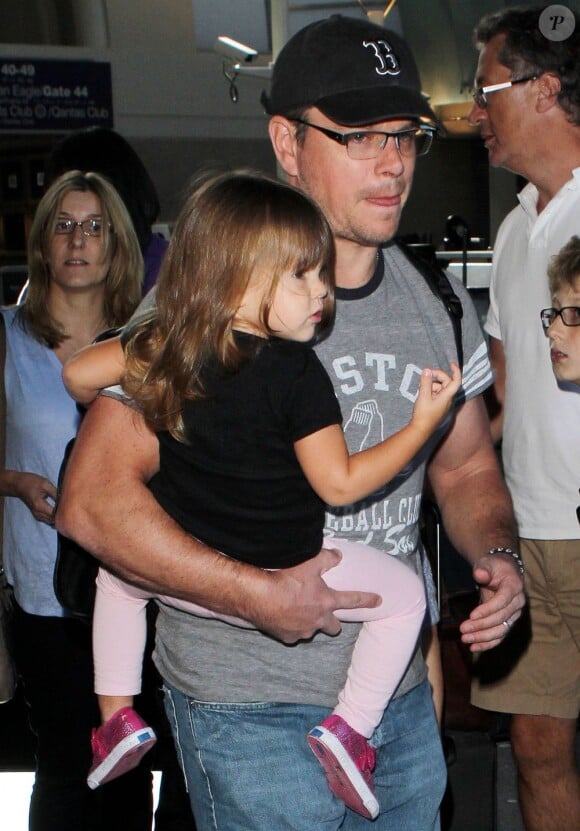 Matt Damon et Gia s'apprêtent à récupérer leurs bagages à l'aéroport de Los Angeles, le 3 janvier 2013.