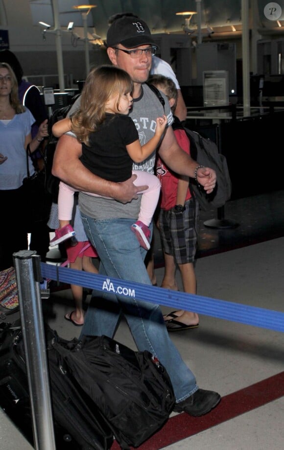 Matt Damon et ses filles Isabella, Gia, Stella ainsi que la grande Alexia aperçus à l'aéroport de Los Angeles, le 3 janvier 2013.