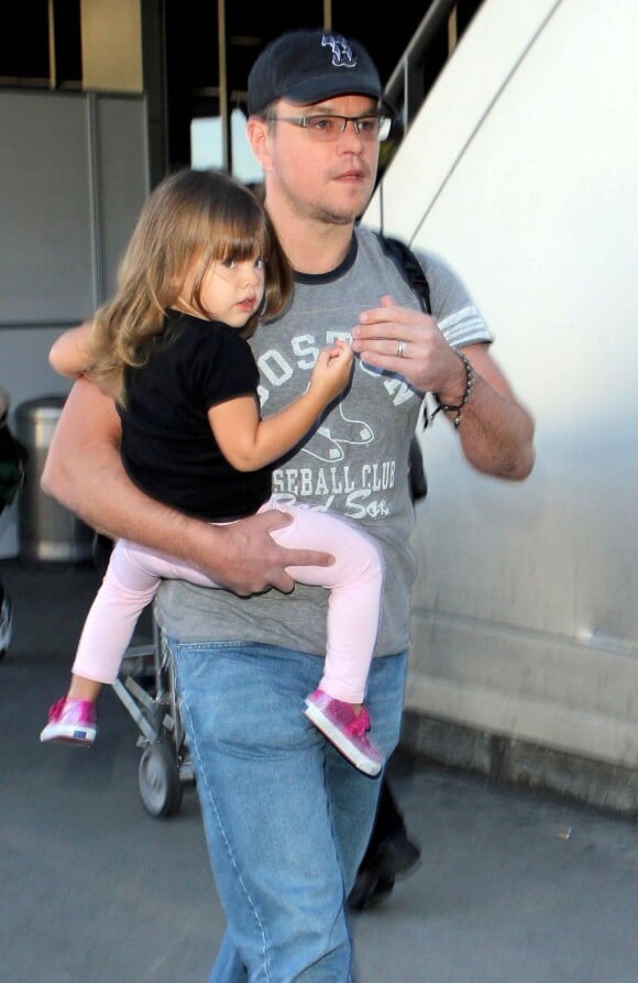 Matt Damon porte Gia à l'aéroport de Los Angeles, le 3 janvier 2013.