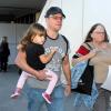 Matt Damon et la petite Gia ne passent pas inaperçus à l'aéroport de Los Angeles, le 3 janvier 2013.