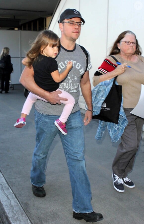 Matt Damon et la petite Gia ne passent pas inaperçus à l'aéroport de Los Angeles, le 3 janvier 2013.