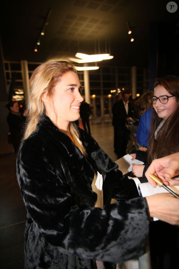 Vahina Giocante signe des autographes à l'avant-première du film Un prince (presque) charmant au Kinépolis de Lomme, près de Lille, le 3 janvier 2013.