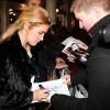 Vahina Giocante signe des autographes devant l'entrée du cinéma accueillant l'avant-première du film Un prince (presque) charmant, près de Lille, le 3 janvier 2013.