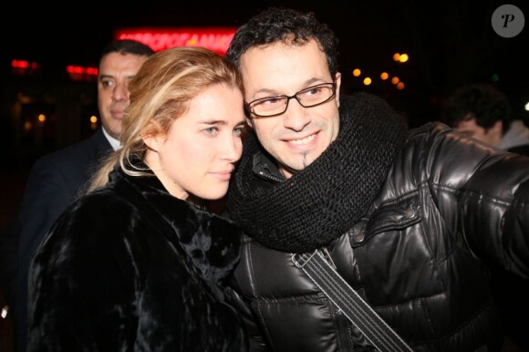 Vahina Giocante pose avec un spectateur nordiste lors de l'avant-première du film Un prince (presque) charmant, le 3 janvier 2013.