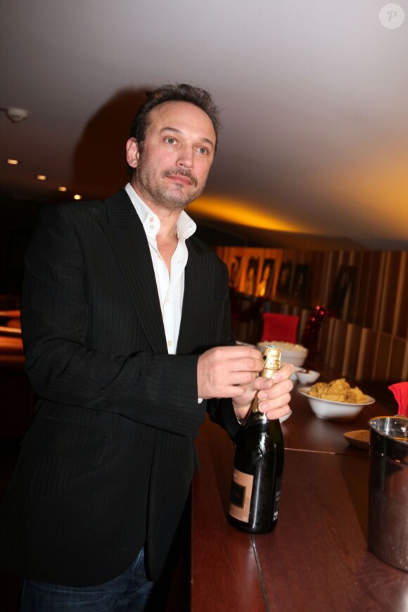 Vincent Perez fait sauter le bouchon de champagne lors de l'avant-première du film Un prince (presque) charmant, le 3 janvier 2013.