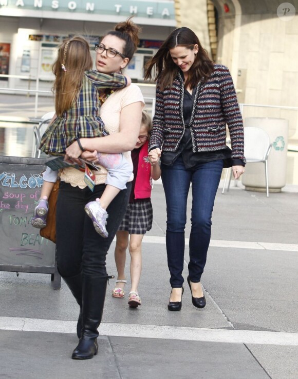 Belle journée pour Jennifer Garner avec ses filles Violet et Seraphina qui ont assisté à un concert à Los Angeles le 5 janvier 2012