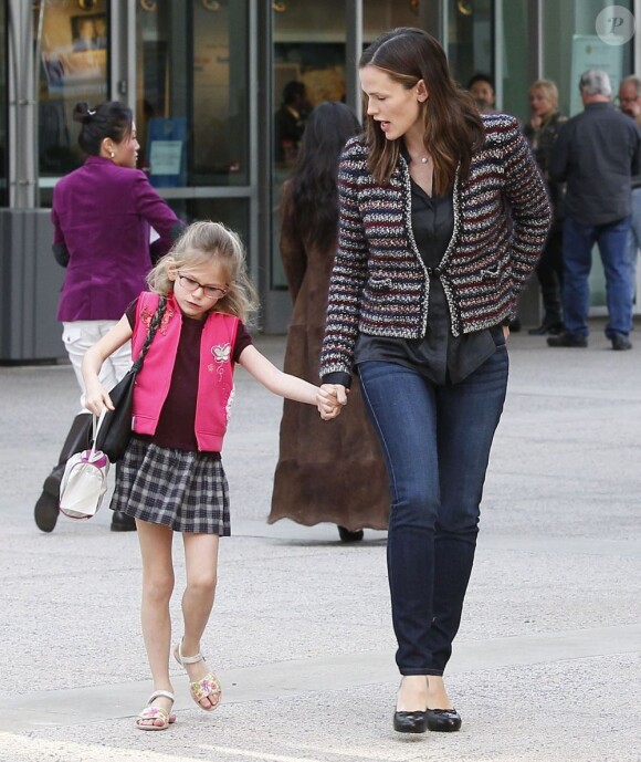 La jolie Jennifer Garner avec ses filles Violet et Seraphina assistent à un concert à Los Angeles le 5 janvier 2012