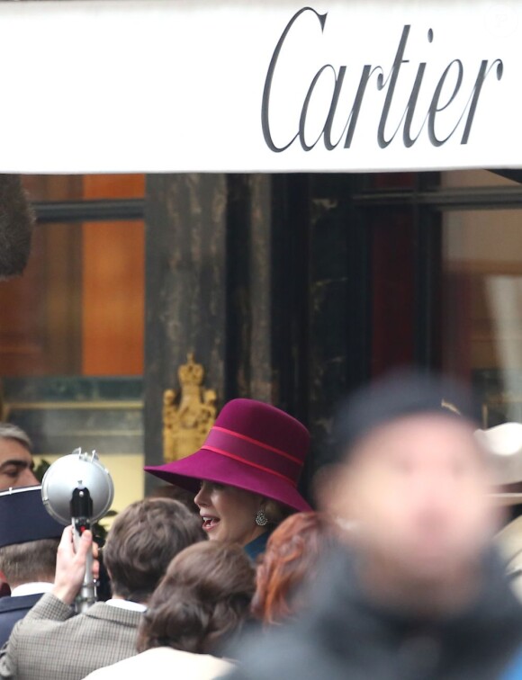 Nicole Kidman et Milo Ventimiglia devant la boutique Cartier sur le tournage du biopic Grace of Monaco d'Olivier Dahan, à Paris, le 6 janvier 2013.