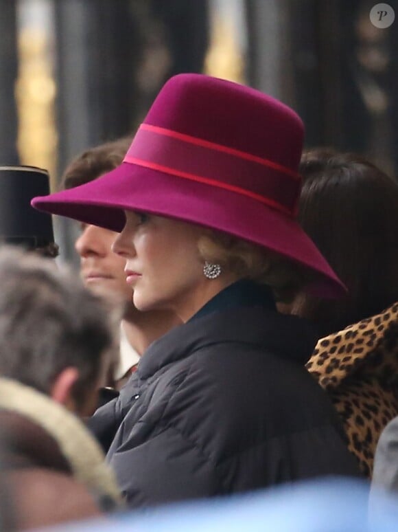 Nicole Kidman concentrée au milieu des figurants sur le tournage du film Grace of Monaco chez Cartier à Paris, le 6 janvier 2013.
