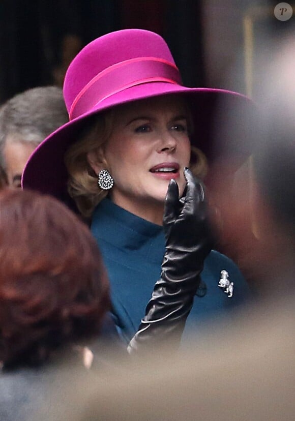 Tailleur bleu et chapeau fuchsia, Nicole Kidman est la princesse Grace sur le tournage du film Grace of Monaco chez Cartier à Paris, le 6 janvier 2013.