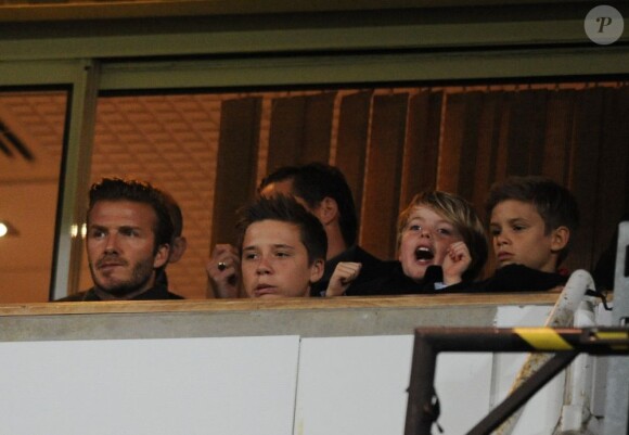 Le footballeur David Beckham et ses fils, Roméo, Cruz et Brooklyn, assistent au match de foot entre West Ham United et Manchester United, à Londres, le 5 janvier 2013.