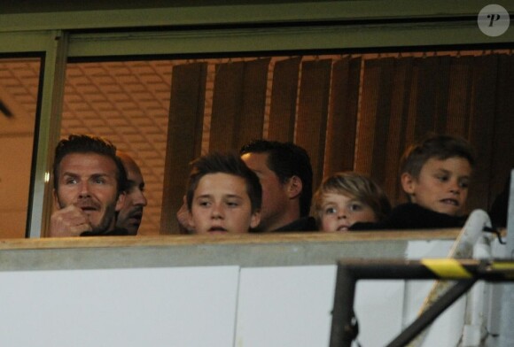 David Beckham entouré de ses fils, Roméo, Cruz et Brooklyn, assistent au match de foot entre West Ham United et Manchester United, à Londres, le 5 janvier 2013.