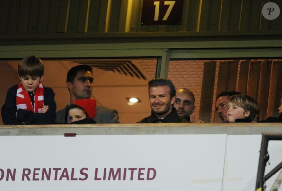 Le sexy David Beckham et ses fils, Roméo, Cruz et Brooklyn, assistent au match de foot entre West Ham United et Manchester United, à Londres, le 5 janvier 2013.