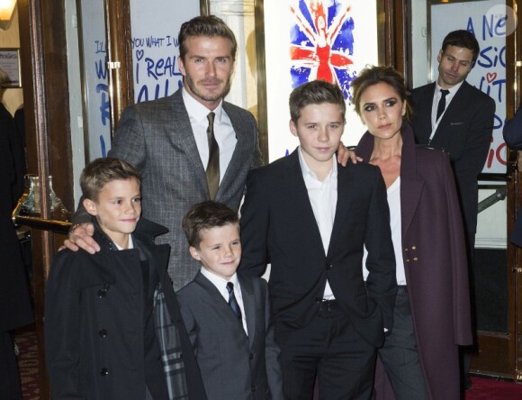 David Beckham, Victoria Beckham et leurs enfants, Brooklyn Beckham, Romeo Beckham, Cruz Beckham à la première de la comédie musicale des Spice Girls The Viva Forever, à Londres, le 11 décembre 2012.