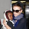 Charlize Theron, son fils Jackson et sa maman Gerda arrivent à l'aéroport de Los Angeles le 6 janvier 2013. la maman tient fermement son fils dans les bras.