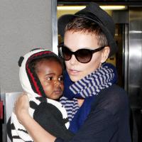 Charlize Theron : Retour de vacances avec son adorable fils Jackson