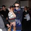 Charlize Theron, son fils Jackson et sa maman Gerda arrivent à l'aéroport de Los Angeles le 6 janvier 2013. L'actrice tente de se frayer un chemin dans la foule.