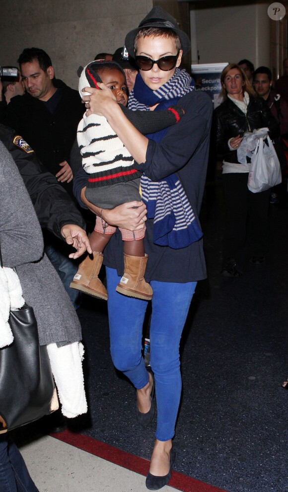 Charlize Theron, son fils Jackson et sa maman Gerda arrivent à l'aéroport de Los Angeles le 6 janvier 2013. L'actrice tente de se frayer un chemin dans la foule.